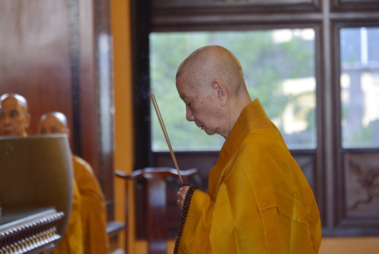 Tại chánh điện Việt Nam Quốc Tự, Đức Pháp chủ GHPGVN niêm hương bạch Phật