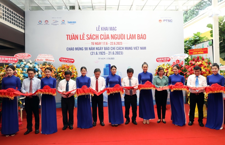 Cắt băng khai mạc Tuần lễ sách của người làm báo - Ảnh: BTC