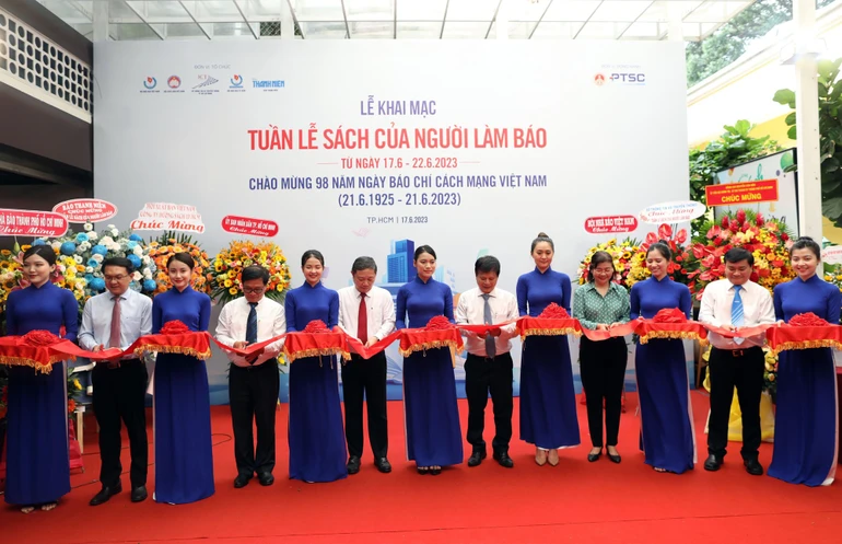 Cắt băng khai mạc Tuần lễ sách của người làm báo - Ảnh: BTC