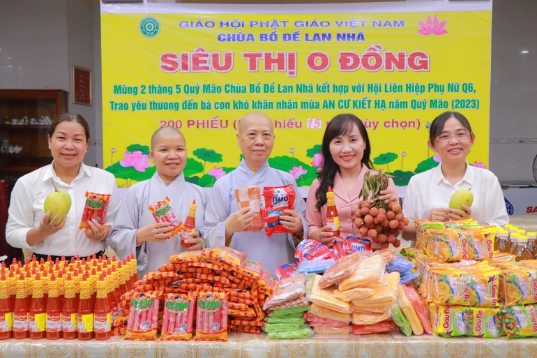 Chuẩn bị gian hàng 0 đồng đến người nghèo trên địa bàn Q.6