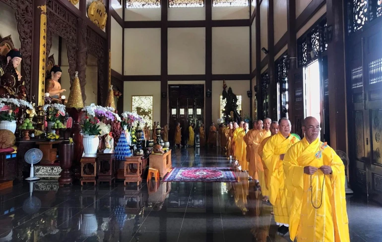 Chư tôn đức kinh hành niệm Phật tại khóa huân tu trong mùa An cư kiết hạ