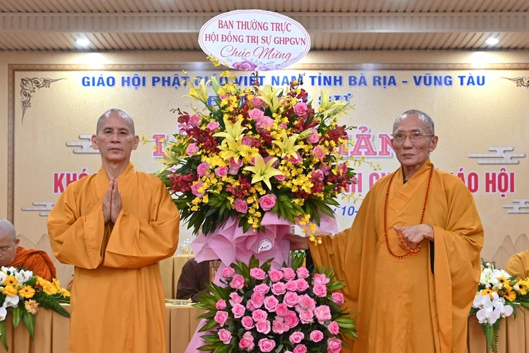 Hòa thượng Thích Thiện Thống tặng lẵng hoa chúc mừng của Ban Thường trực Hội đồng Trị sự đến Hòa thượng Thích Huệ Trí