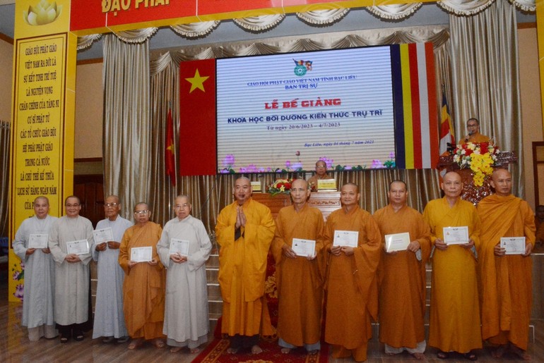 Trao Giấy chứng nhận tham dự khóa bồi dưỡng do Ban Trị sự tỉnh tổ chức