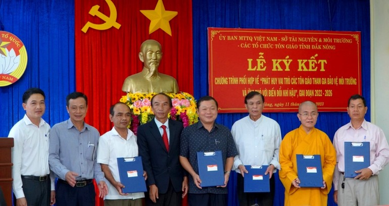 Thượng tọa Thích Quảng Hiền ký kết chương trình phối hợp bảo vệ môi trường và ứng phó biến đổi khí hậu