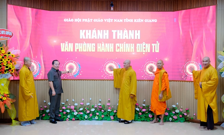 Nhấn nút khánh thành, chính thức đưa văn phòng hành chánh điện tử Ban Trị sự tỉnh vào hoạt động