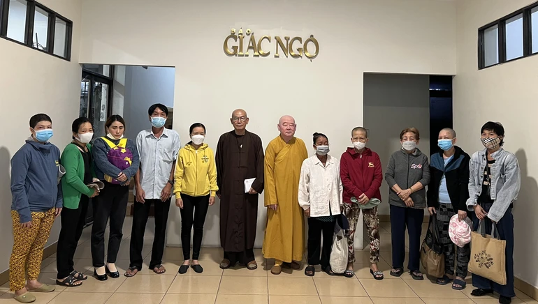 Lãnh đạo Ban Từ thiện xã hội Báo Giác Ngộ trao tiền của bạn đọc gởi ủng hộ cho bệnh nhân nghèo