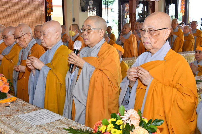 Chư Ni trưởng Phân ban Ni giới T.Ư niêm hương tưởng niệm cố Ni trưởng Thích nữ Như Giác