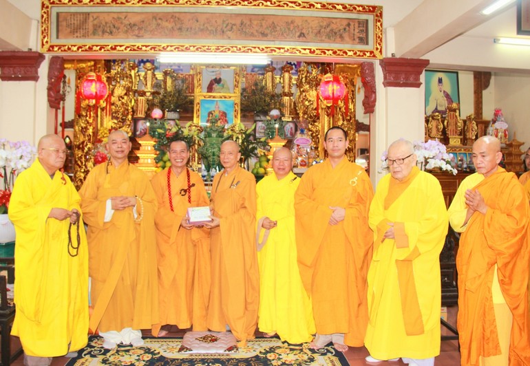 Thượng tọa Thích Minh Trí cúng dường đến đại diện Ban Chức sự trường hạ tổ đình Long Thiền