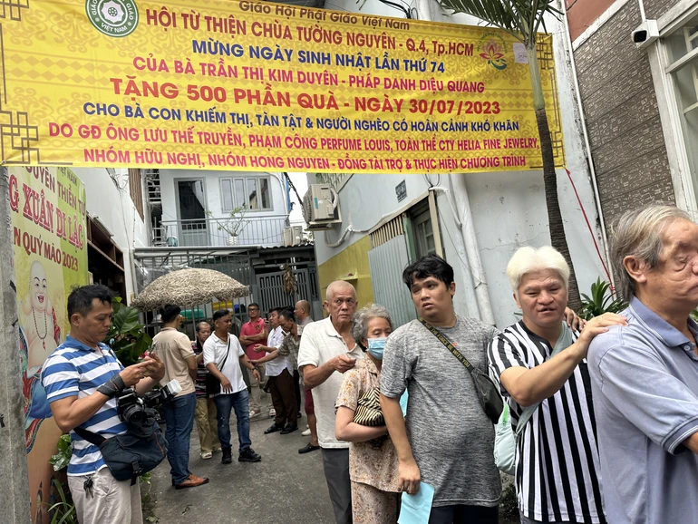 Phật tử Trần Thị Kim Duyên. các con cháu và bạn bè tặng 500 phần quà tặng đến bà con khiếm thị, người khó khăn