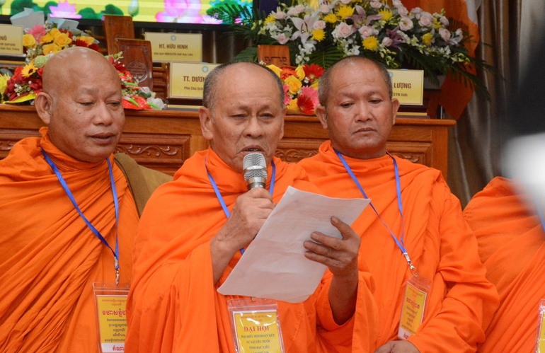 Hòa thượng Hữu Hinh, tân Chủ tịch Hội Đoàn kết Sư sãi yêu nước tỉnh Bạc Liêu phát biểu nhận nhiệm vụ