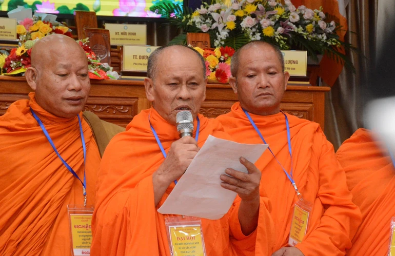 Hòa thượng Hữu Hinh, tân Chủ tịch Hội Đoàn kết Sư sãi yêu nước tỉnh Bạc Liêu phát biểu nhận nhiệm vụ