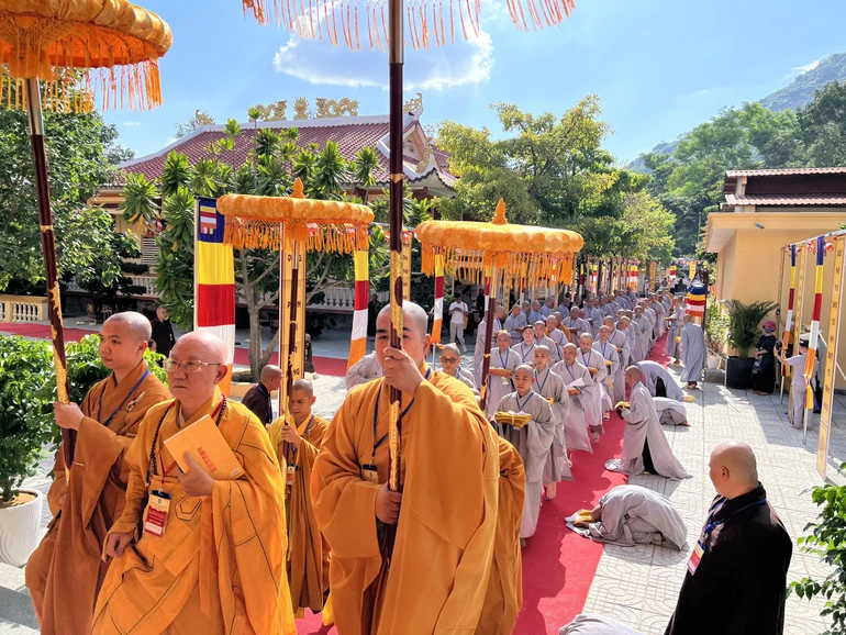 Cung thỉnh chư giới sư quang lâm giới trường truyền giới