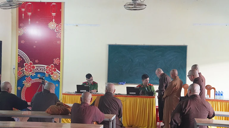 Chư Tăng đăng ký kích hoạt tài khoản định danh điện tử VNeID mức độ 2, tại tổ đình Chúc Thánh