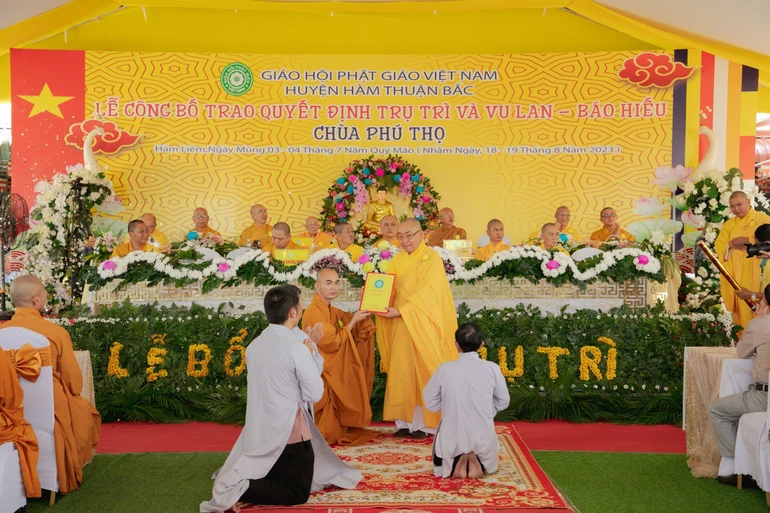 Hòa thượng Thích Minh Nhật trao quyết định bổ nhiệm trụ trì chùa Phú Thọ đến Đại đức Thích Nhuận Chương