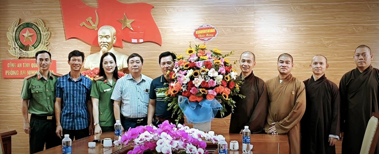 Đại đức Thích Thiền Bình tặng hoa chúc mừng 