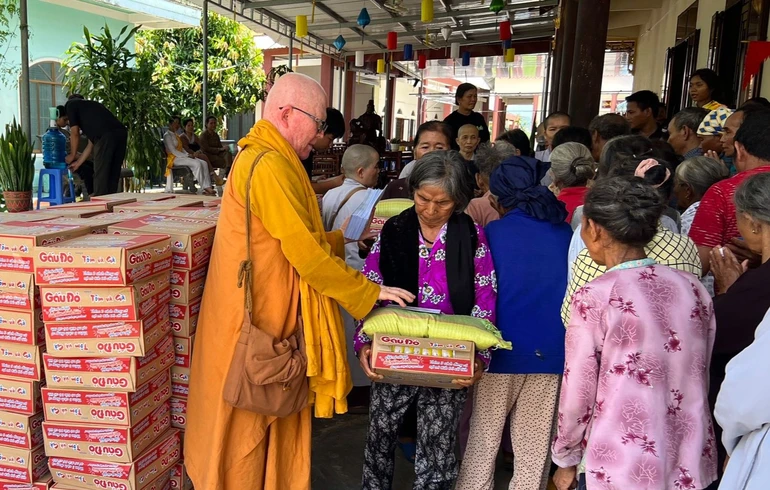 Ban Từ thiện xã hội Phật giáo tỉnh Khánh Hòa tổ chức trao quà từ thiện đến những hoàn cảnh khó khăn