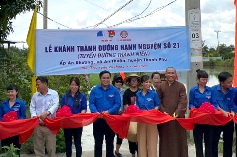 Cắt băng khánh thành con đường bê-tông "Hạnh Nguyện số 21"