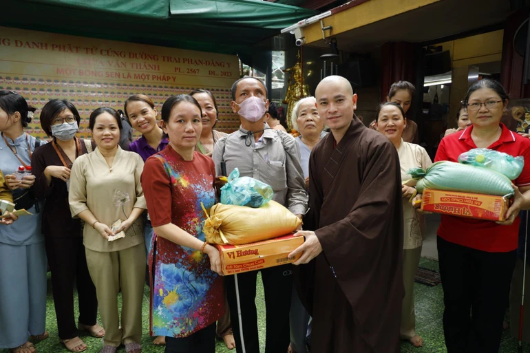 Đại đức Thích Thị Nhân, trụ trì chùa Văn Thánh trao quà Vu lan đến người mù nghèo