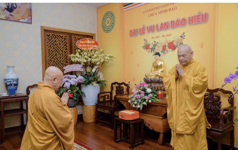 Hòa thượng Thích Lệ Trang tác bạch khánh tuế Hòa thượng Chủ tịch Hội đồng Trị sự - Ảnh: Đăng Huy