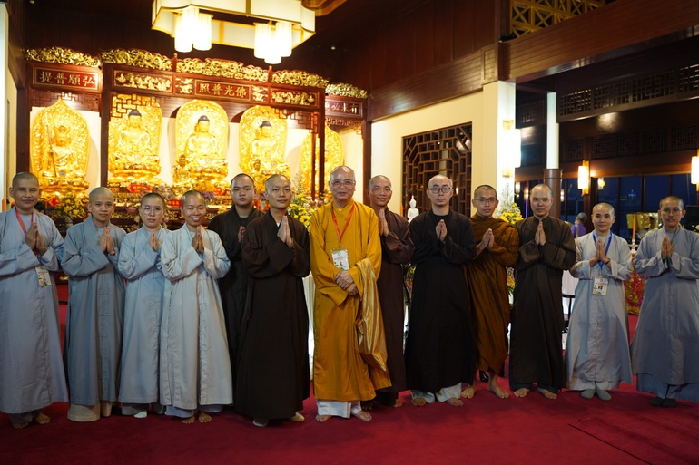 Chụp ảnh lưu niệm cùng Tăng Ni sinh đang du học tại Thái Lan