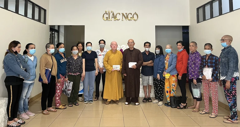 Ban Từ thiện xã hội báo Giác Ngộ trao tiền của bạn đọc, mạnh thường quân hỗ trợ bệnh nhân có hoàn cảnh khó khăn