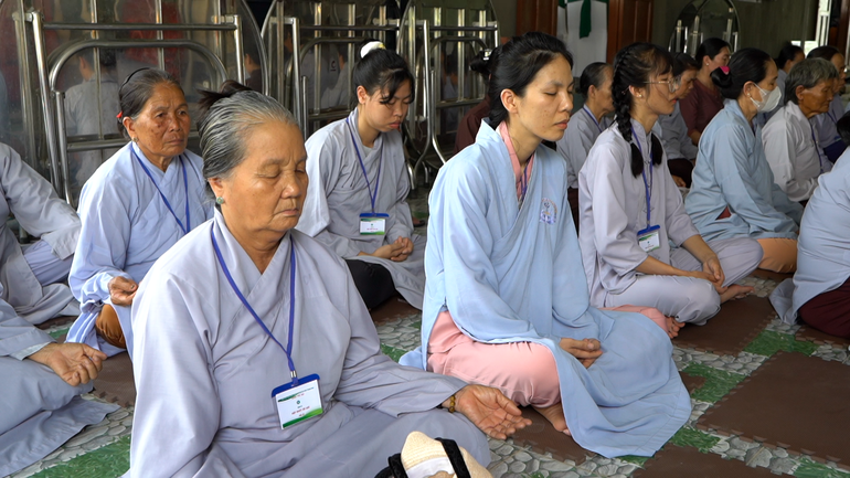 Tu sinh thực tập tọa thiện trong khóa tu "Một ngày an lạc"