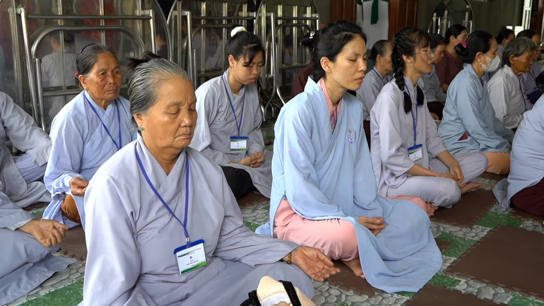 Tu sinh thực tập tọa thiện trong khóa tu "Một ngày an lạc"