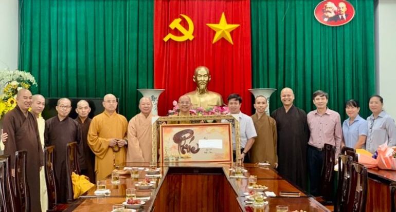  Thượng tọa Thích Huệ Nghiệp tặng quà chúc mừng ông Trưởng ban Tôn giáo tỉnh nhân chuyến thăm