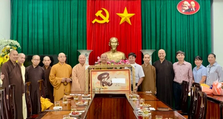  Thượng tọa Thích Huệ Nghiệp tặng quà chúc mừng ông Trưởng ban Tôn giáo tỉnh nhân chuyến thăm