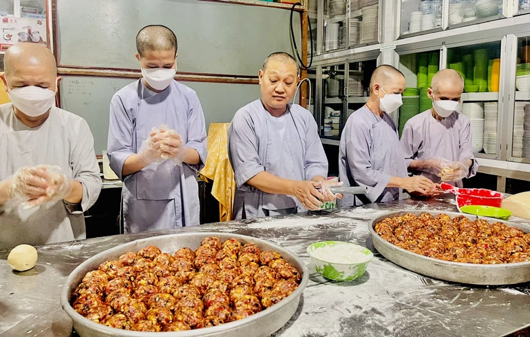 Chư Ni chùa Tịnh Nghiêm, TP.Mỹ Tho sản xuất bánh trung thu phục vụ cho các em thiếu nhi