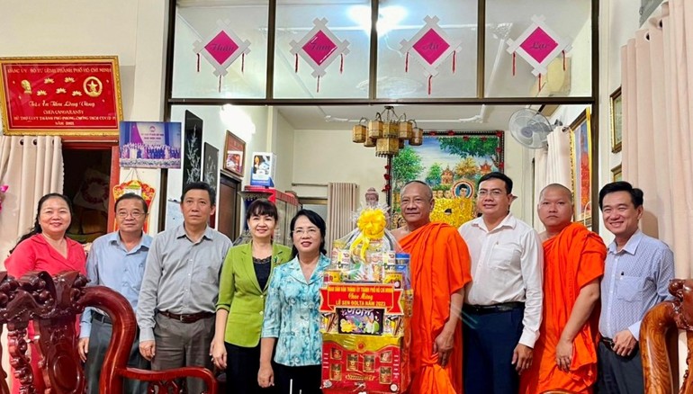Bà Trần Kim Yến, Chủ tịch Ủy ban MTTQVN TP.HCM chúc mừng chư Tăng chùa Candaransi, Q.3 - Ảnh: CTV