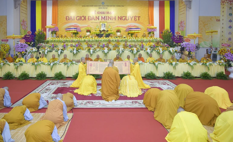 Đại diện Ban Kiến đàn cung an chức sự tại lễ khai mạc Đại giới đàn Minh Nguyệt