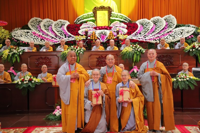 Chư Ni Ban Điều hành giới trường Thanh Tâm trao phần thưởng đến các giới tử có điểm cao trong kỳ khảo hạch