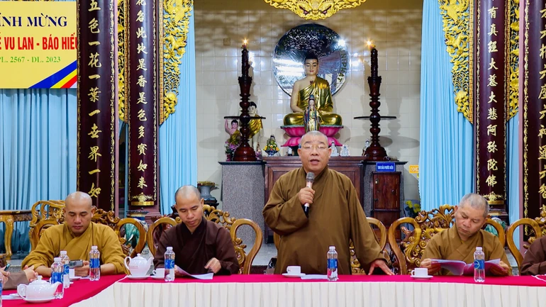 Thượng tọa Thích Pháp Huệ chủ trì buổi họp