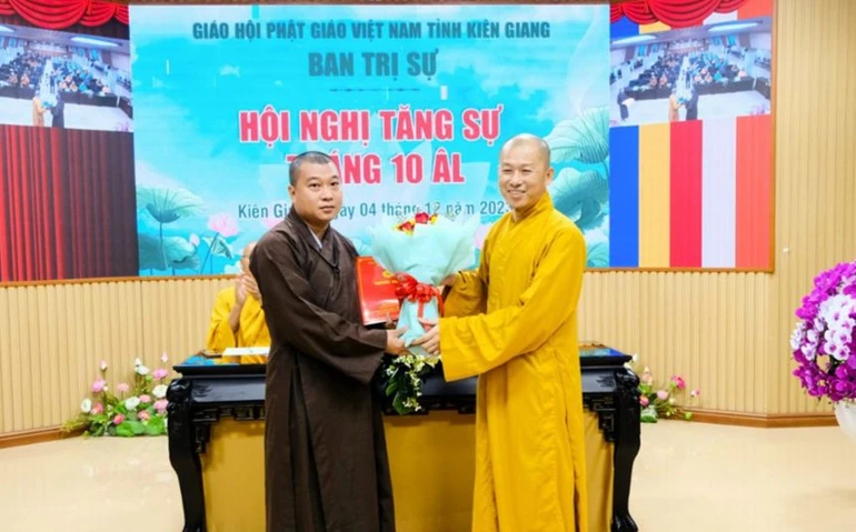 Thượng tọa Thích Minh Nhẫn trao quyết định bổ nhiệm chức danh Phó Văn phòng Ban Trị sự đến Đại đức Thích Huệ Tài
