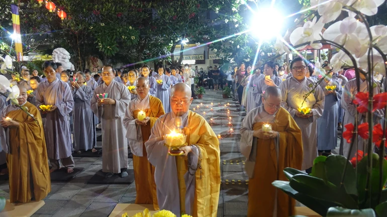 Hoa đăng mừng Khánh đản Đức Phật A Di Đà