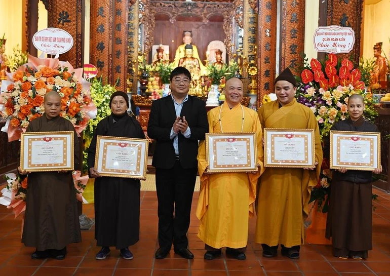 Nhận Giấy khen của Ủy ban MTTQVN Q.Hoàn Kiếm