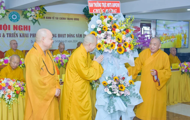 Hòa thượng Thích Thiện Pháp tặng lẵng hoa của Ban Thường trực Hội đồng Trị sự GHPGVN