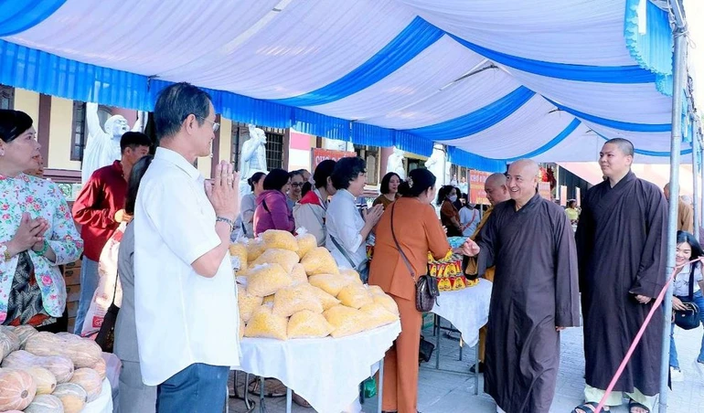 Hòa thượng Thích Huệ Thông thăm gian hàng 0 đồng phục vụ cho bà con dịp Tết