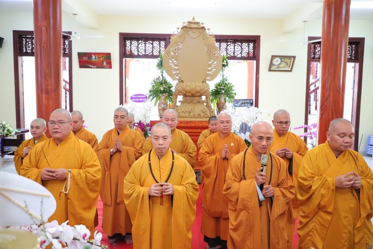 Chư tôn đức Ban Trị sự GHPGVN TP.HCM thắp hương tưởng niệm, cầu nguyện Giác linh Ni trưởng cao đăng Phật quốc