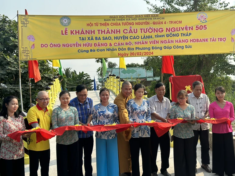 Cắt băng khánh thành cầu Tường Nguyên 505 tại xã Ba Sao, H.Cao Lãnh