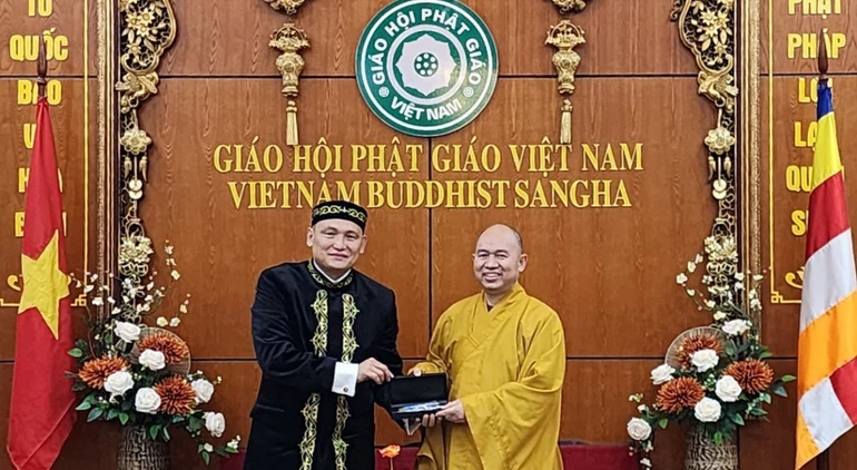 Đại sứ Cộng hòa Kazakhstan tại Việt Nam Kanat Tumysh và Thượng tọa Thích Đức Thiện