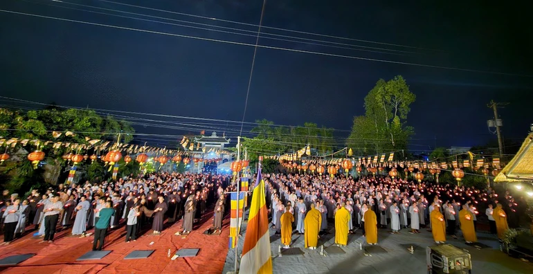 Lễ hoa đăng tại Trung tâm thiền tập Bửu Thọ nhân vía Đức Quán Thế Âm