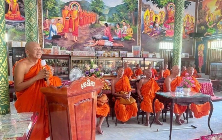 Buổi công bố quyết định tại chùa Chac A Krôn (Đại Trường), xã Phú Cần, H.Tiểu Cần