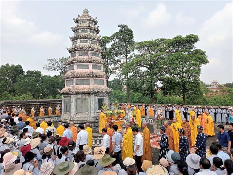 Nhiễu tháp Tổ sư - Hòa thượng Chí Khả 