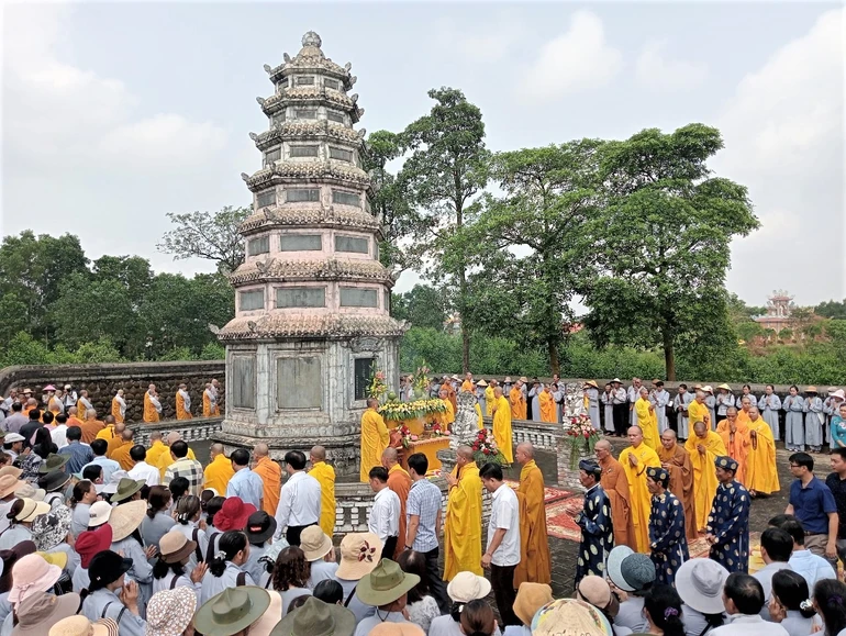 Nhiễu tháp Tổ sư - Hòa thượng Chí Khả 