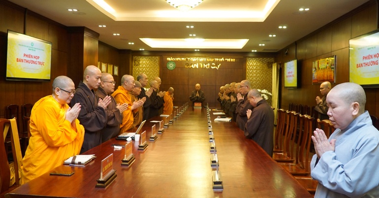 Chư tôn đức Tăng Ni niệm Phật cầu gia hộ trước buổi họp