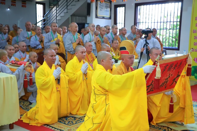 Đại diện Ban Tổ chức cung an chức sự Đàn giới Tăng