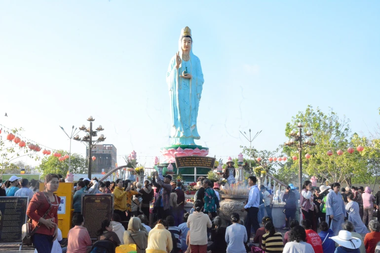 Đồng bào, Phật tử tham dự Lễ hội Quan Âm Nam Hải tại TP.Bạc Liêu