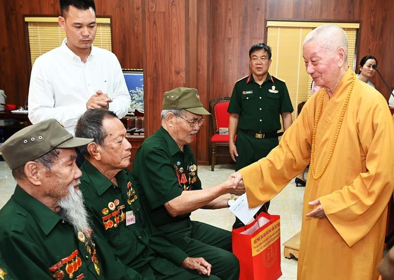 Đức Pháp chủ khích lệ Phật tử các dân tộc tại tỉnh Điện Biên